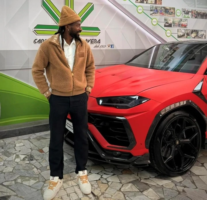 Il campione del Napoli svela la Lamborghini Urus: colore sgargiante