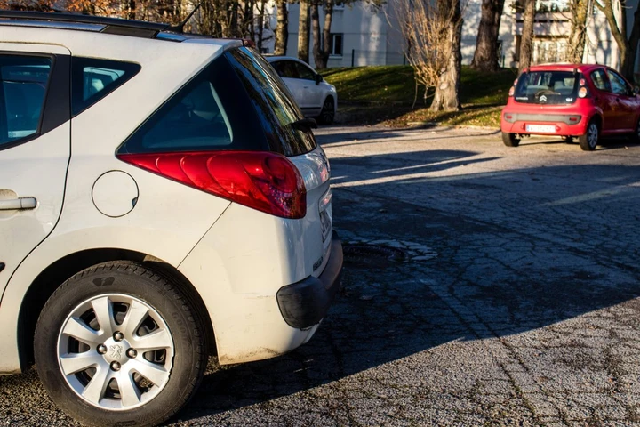 Retromarcia e uscita dal parcheggio, la multa può quasi raddoppiare: da 42 a 80 euro