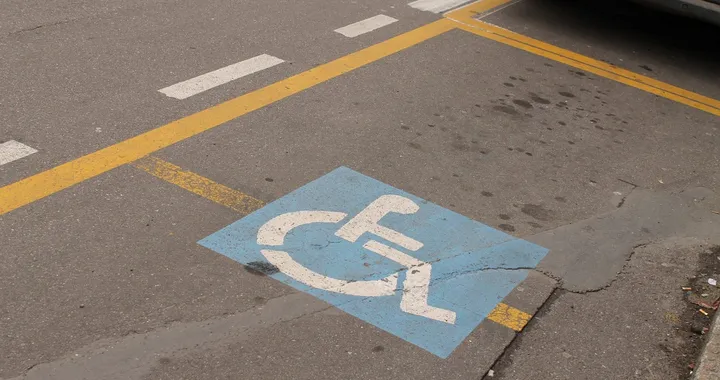 "Può spostare la sua Ferrari ?" Aggredito papà di un bimbo disabile