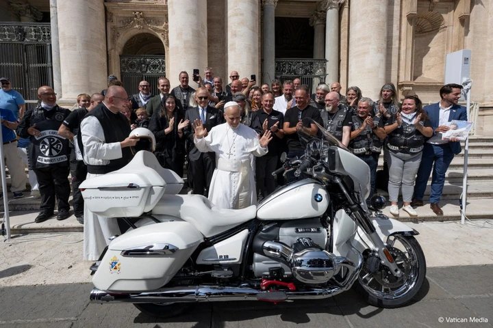 La BMW firmata dal Papa diventa simbolo di solidarietà mondiale