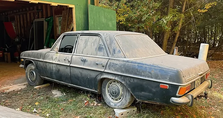 Ritrovano una Mercedes del 1974 in un fienile: 18.000 miglia e zero ruggine