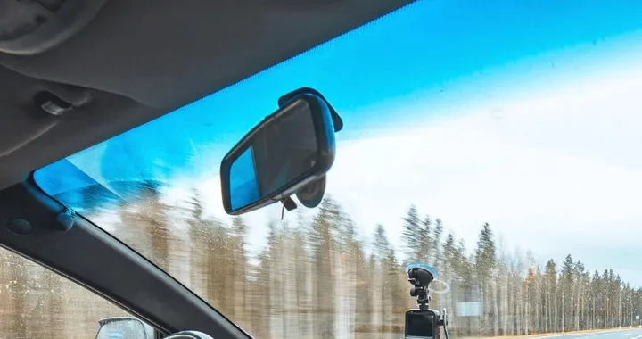 Perché la fascia oscurante sul parabrezza sta scomparendo dalle auto