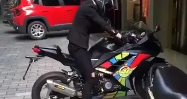 Incidente in moto: dentro il negozio impennando