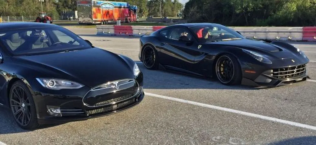 La Tesla Model S sfida in accelerazione la Ferrari F12 [Video]