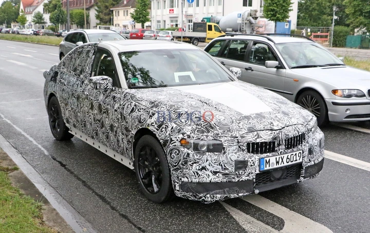 BMW Serie 3 2018: foto spia degli interni