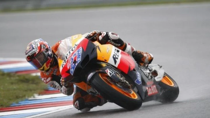 MotoGP, Brno: domina Stoner in solitaria, ma Dovizioso e SuperSic sono sul podio. Rossi 6°.