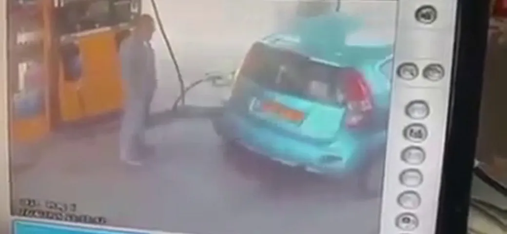 A fuoco la pompa di benzina
