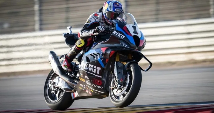 BMW sul tetto del mondo: Razgatlioglu firma l’impresa dell’anno in Superbike