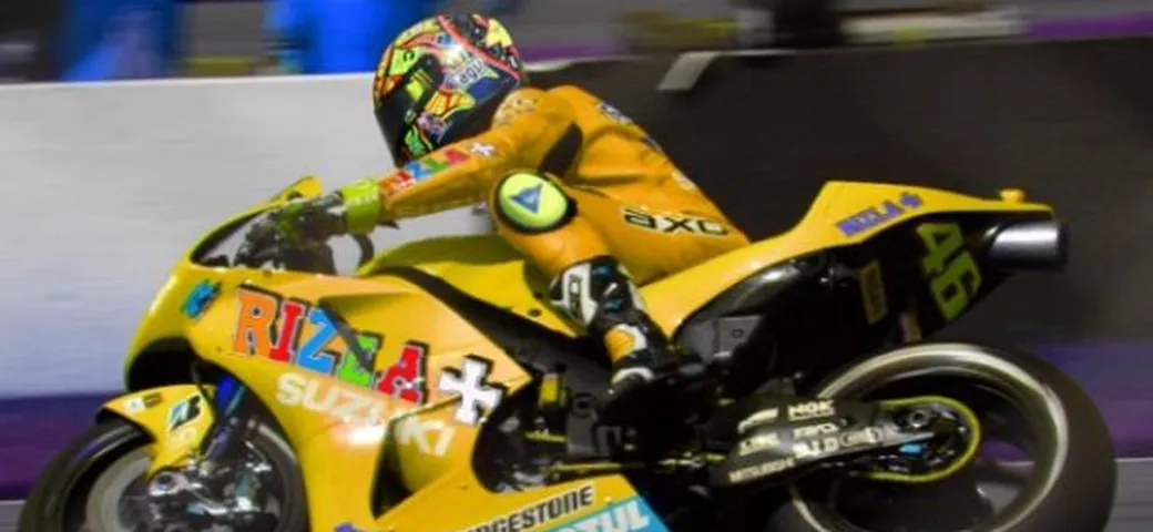Foto del giorno: Rossi sulla Suzuki GSV-R!