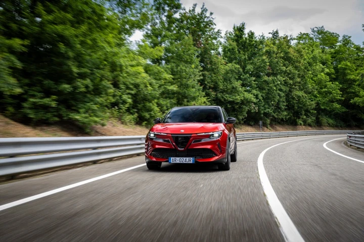 Alfa Romeo chiude un 2024 positivo grazie a Tonale e Junior