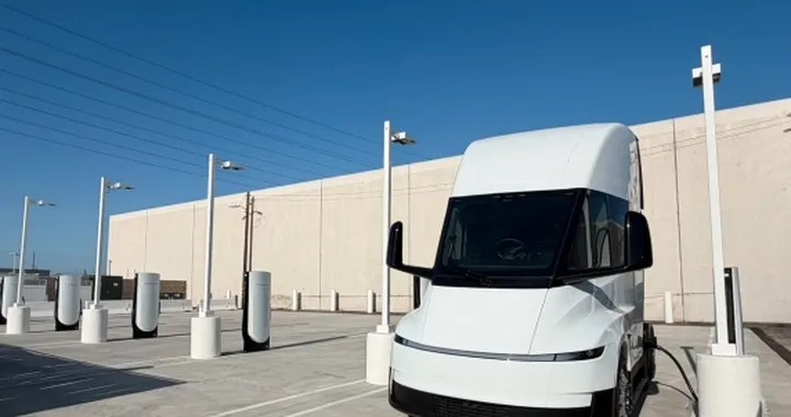 Tesla Semi pronto allo sbarco in Europa: debutto con oltre 800 km di autonomia
