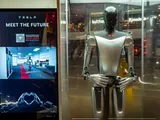Tesla si rilancia coi robot umanoidi, pronte 5.000 unità