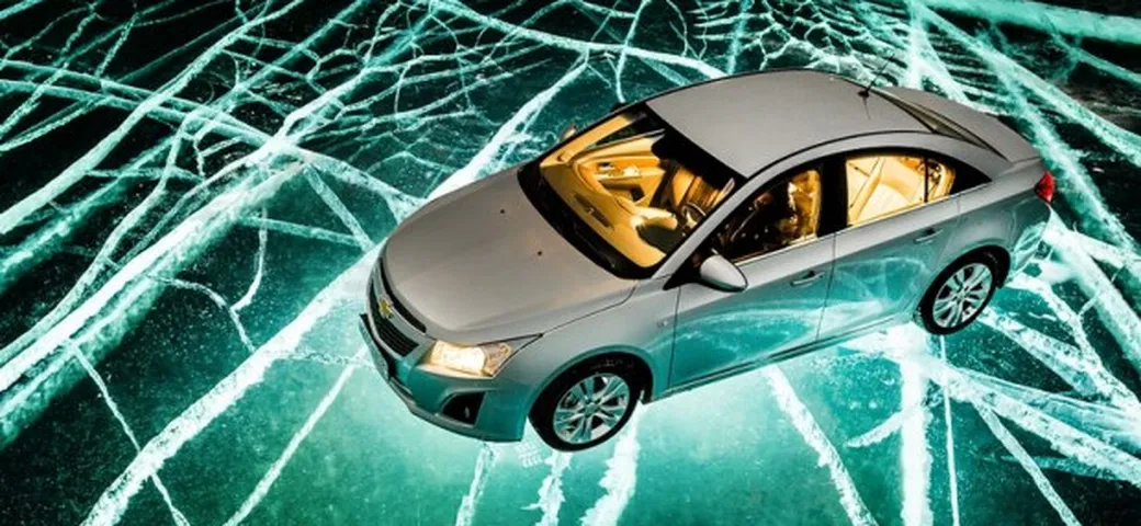 Russia: l'auto che viaggia di notte sul ghiaccio illuminato