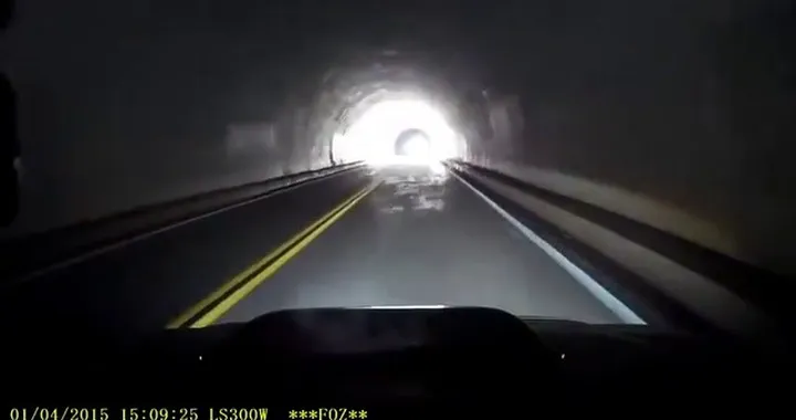 Dashcam: sbanda e cade nel burrone