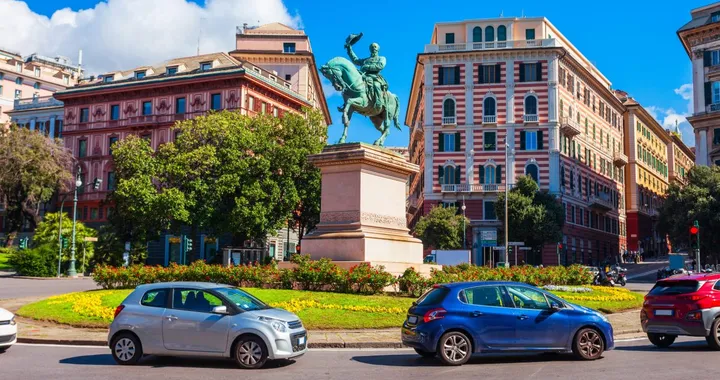 Genova spegne i motori (almeno nei cartelloni): stop alla pubblicità delle auto termiche