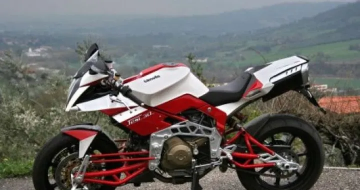 Tor Sagen prova la Bimota Tesi 3D
