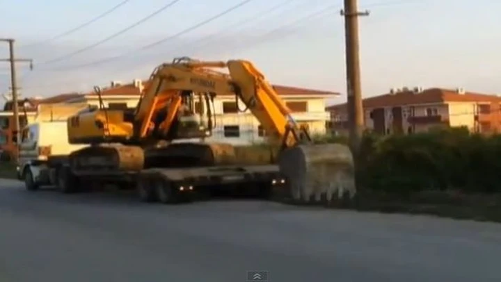 L'autoarticolato rimane senza benzina? L'Epic Win è della ruspa