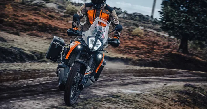 KTM 890 Adventure 2023: info e caratteristiche