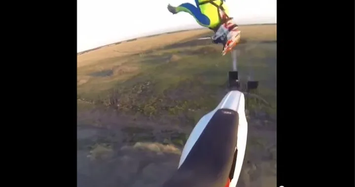 Fa un salto acrobatico ma... perde la moto [Video]