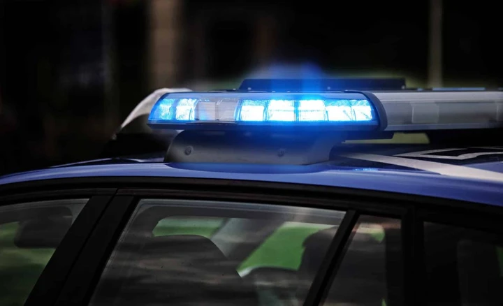 Usa la sirena per saltare il traffico: multato e denunciato