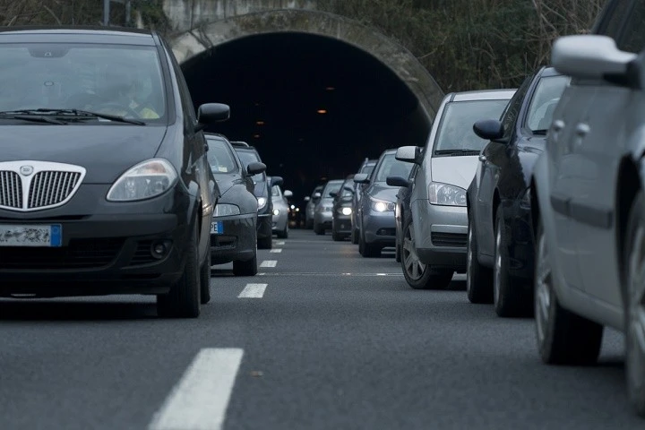Ignorano la corsia chiusa in autostrada: 51 multe in appena 13 minuti, quasi 10mila euro di sanzioni