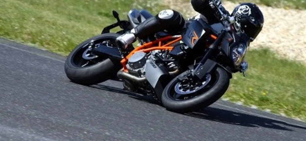 Test KTM 990 Super Duke R e 950 Supermoto R