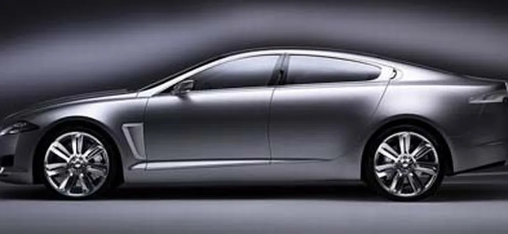 Jaguar XF: due motori con compressore volumetrico