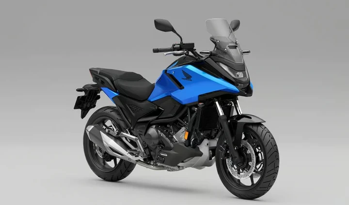 Honda NC750X 2027: nuovi colori, 58,6 CV e conferma del DCT