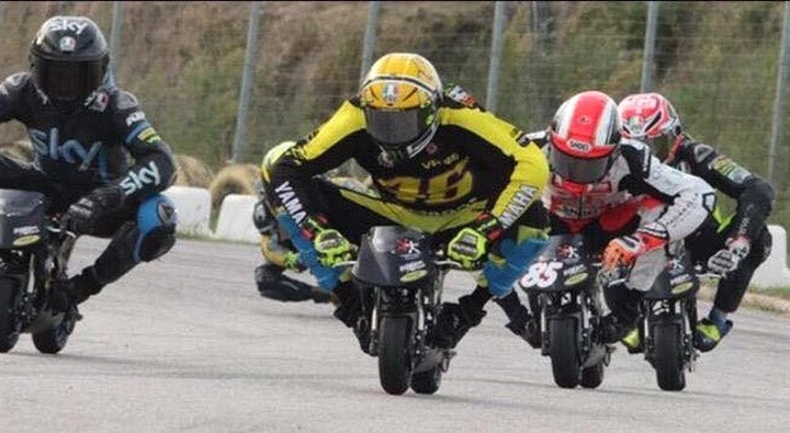 Valentino Rossi si prepara per Aragon con le minimoto