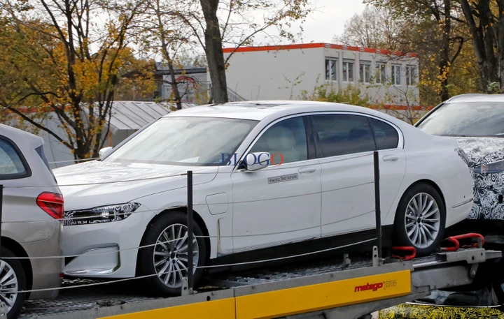 BMW i7: le foto spia