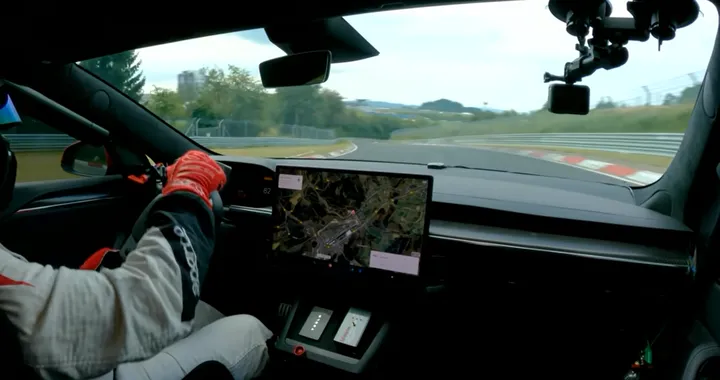 Tesla Model S Plaid: record al Nurburgring, battuta la Taycan [Video]