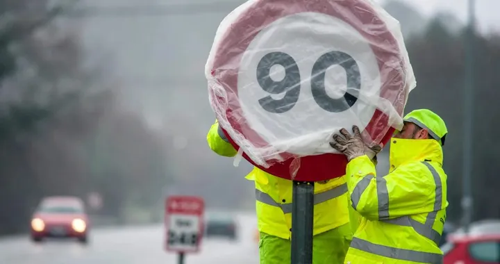 Mette un falso limite di 70 km/h accanto all'autovelox: quasi 400 automobilisti multati