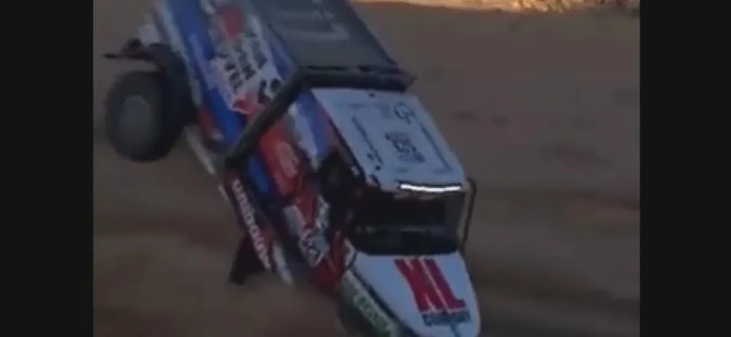 Dakar 2022: incidente con ribaltamento per un camion [Video]