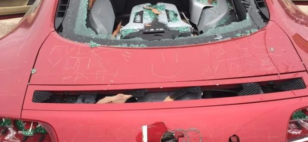 Moglie tradita distrugge l'Audi R8 del marito