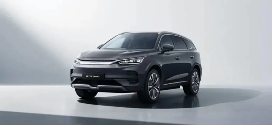 Nuova BYD Tang: il SUV elettrico a 7 posti debutta al Salone dell'Auto di Torino