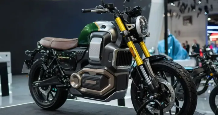 Hypermax e HYPESCRAM: la nuova sfida elettrica di EZI che sorpreso ad EICMA 2025