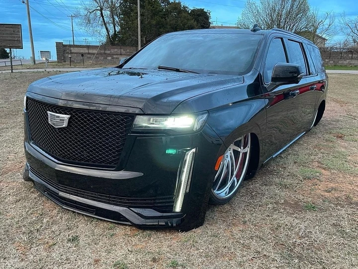 Cadillac Escalade ribassata con cerchi da 30 pollici: Lowrider estrema