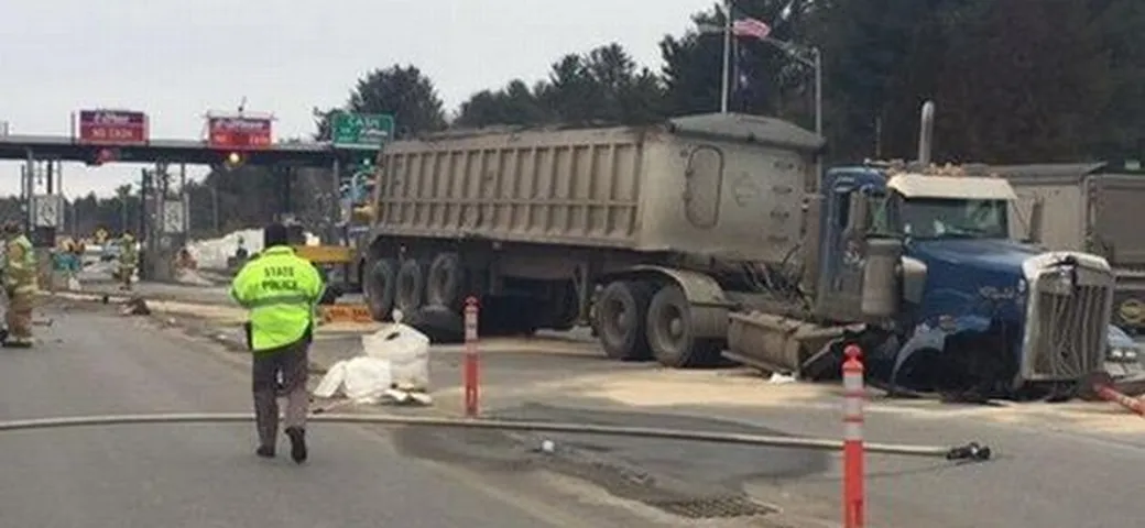 Un TIR va a sbattere contro il casello [Video]