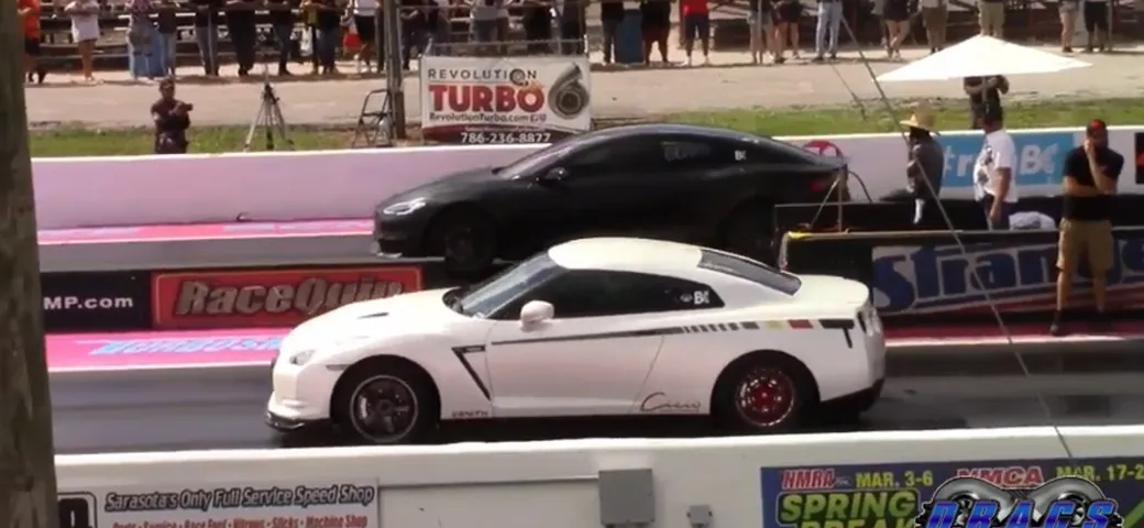Drag race: la Nissan GT-R modificata batte la Tesla Model S Plaid [Video]