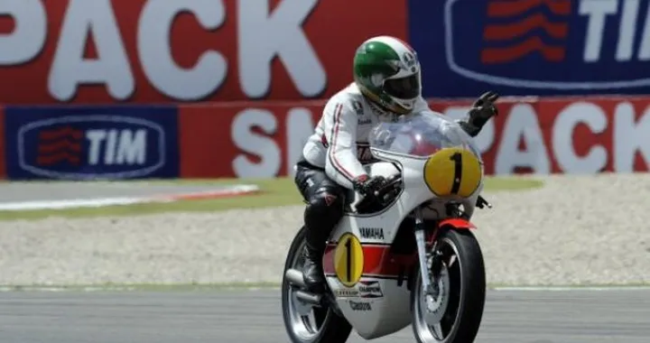Giacomo Agostini festeggia gli 80 anni di Assen sulla Yamaha OW23 del '75