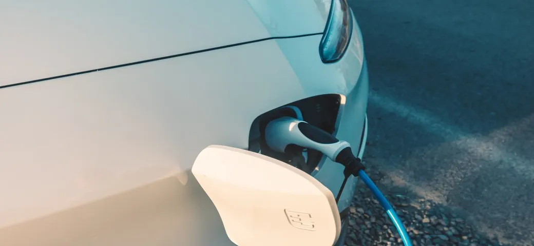 Le colonnine di ricarica elettrica sbarcano nei distributori: cosa cambia