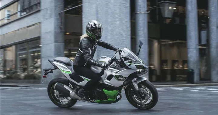 Sistemi ibridi nelle motociclette: il futuro della mobilità su due ruote