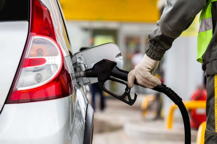 Impazza la truffa dei 5 euro ai distributori di benzina: come proteggersi