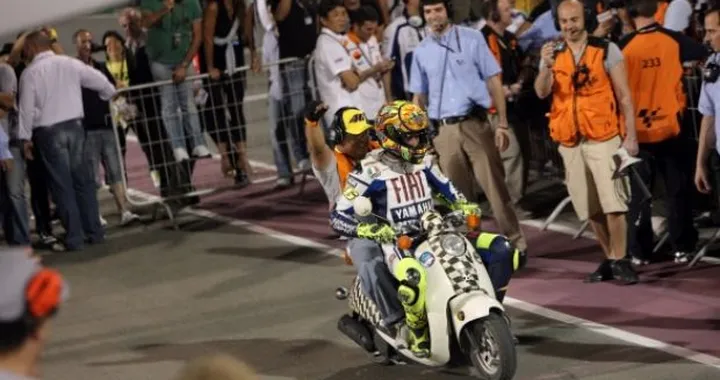 Foto del giorno: Giro d'onore dietro Valentino Rossi a Losail