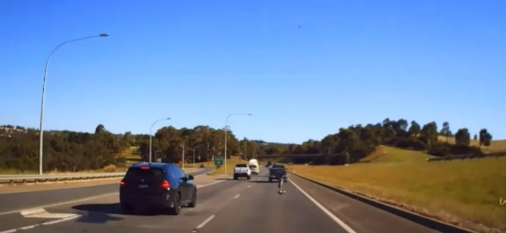 Incidente spaventoso: colpito in auto da un gancio traino [Video]