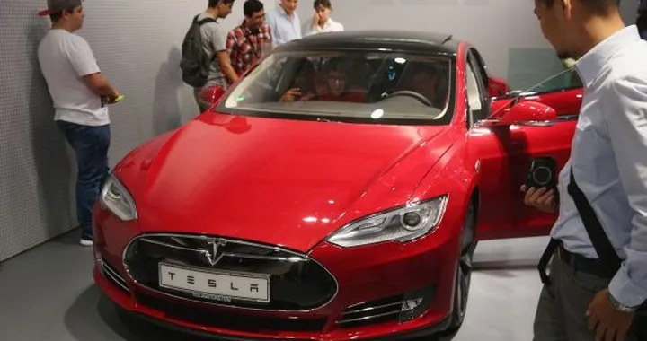 Un neo-proprietario racconta le disavventure dopo aver acquistato una Tesla Model S incidentata