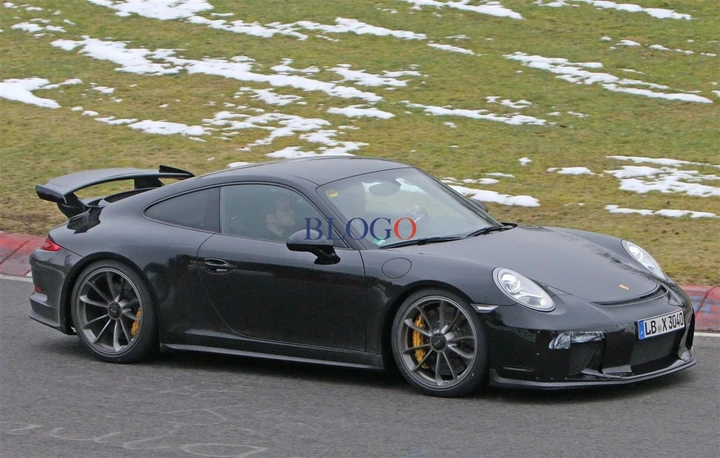 Porsche 911 GT3 facelift: foto spia al Nurburgring