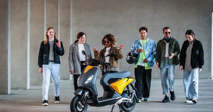 Piaggio, nuova collaborazione con la stilista innovativa Feng Chen Wang