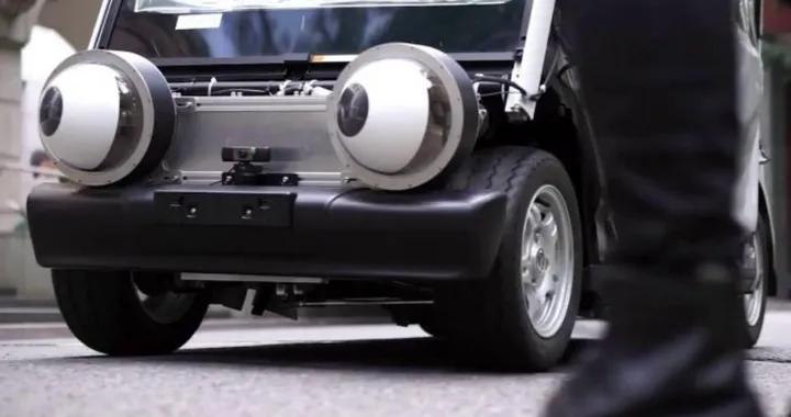 Ecco l'auto che guarda i pedoni, per rassicurarli [Video]
