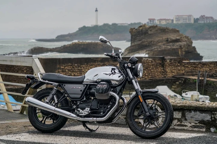 Moto Guzzi V7 III Limited svelata a Wheels and Waves